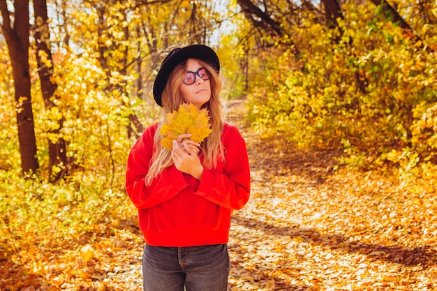 Portret blondynki w lesie jesienią