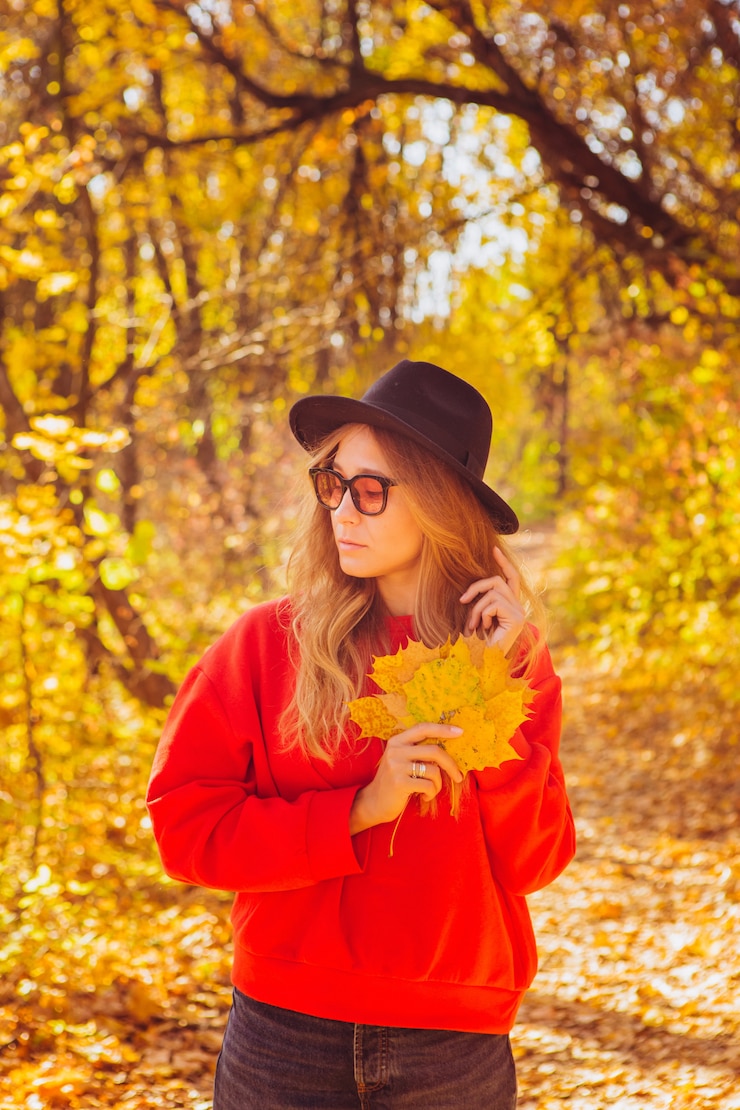 Zdjęcie portret blondynki w lesie jesienią