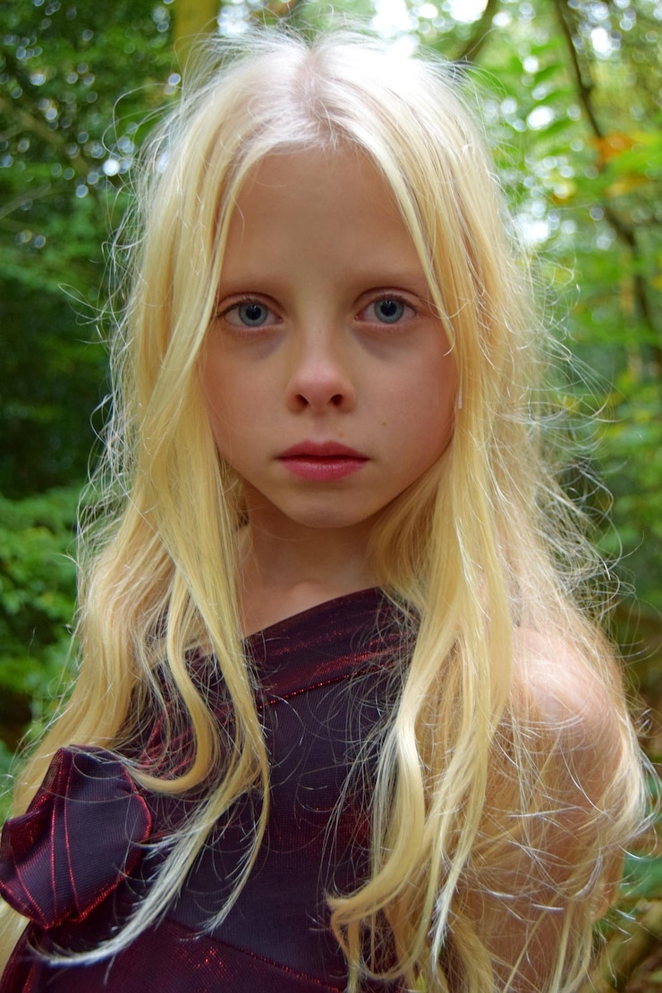 Zdjęcie portret blondynki z bloka