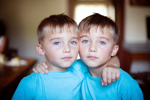 Zdjęcie portret braci w domu