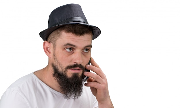 Portret brodaty mężczyzna rozmawia przez telefon