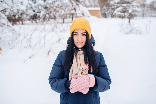 Portret Brunetki Kobiety W żółtym Kapeluszu Na Tle Zimowego Lasu