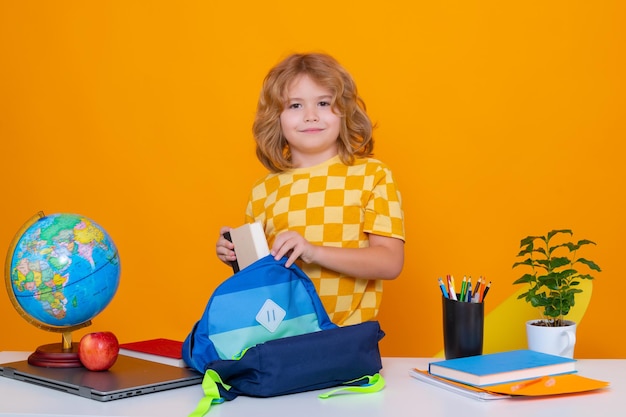 Portret ch?opca szko?y cute child stawia przybory szkolne w plecaku Przygotowanie do szko?y Sprytne dziecko z przyborami szkolnymi