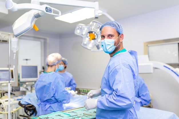 Portret chirurga stojącego w sali operacyjnej gotowego do pracy nad pacjentem Mundur chirurgiczny pracownika medycznego w sali operacyjnej