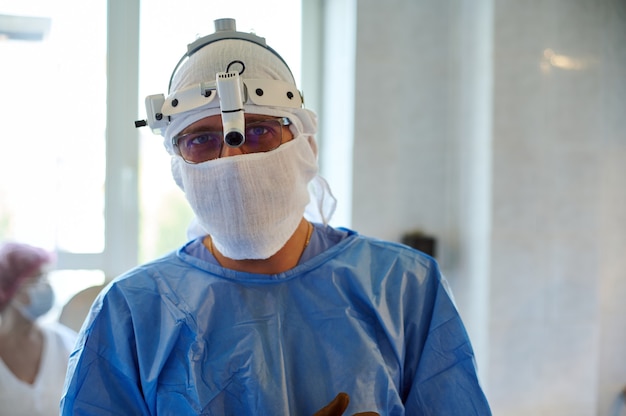 Portret Chirurga Z Latarką Na Sali Operacyjnej