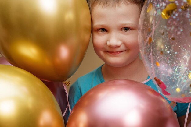 Portret chłopca na tle balonów