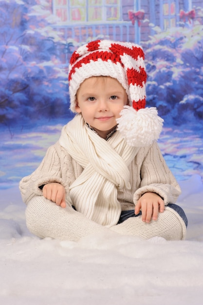 Portret chłopca obchodzi Boże Narodzenie