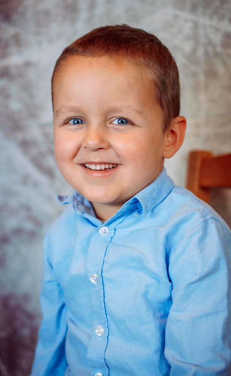 Zdjęcie portret chłopca odwracającego wzrok