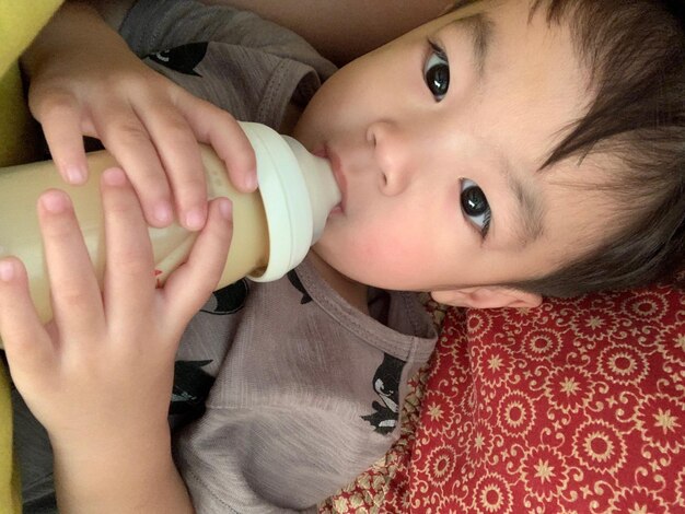 Portret chłopca pijącego mleko