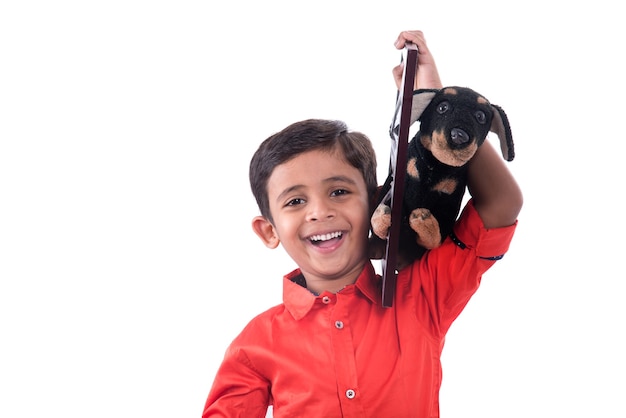 Portret Chłopca Posiadającego Wypchane Zwierzę Domowe Zabawki Z Ramką Na Białym