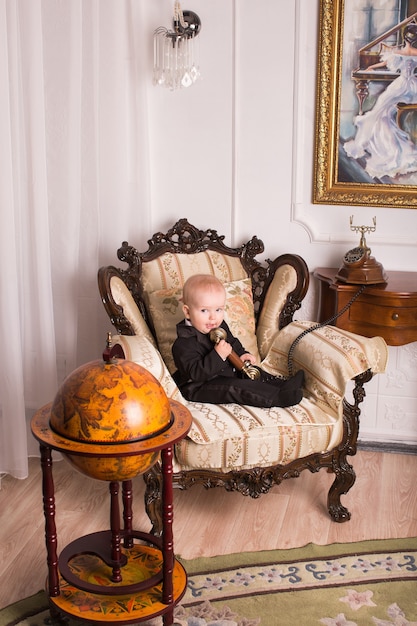Portret chłopca siedzącego na fotelu