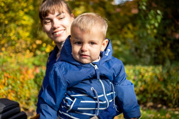 Zdjęcie portret chłopca stojącego w parku