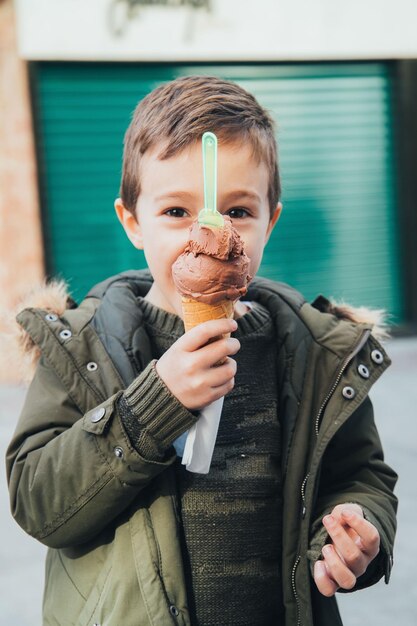 Zdjęcie portret chłopca trzymającego lody na świeżym powietrzu