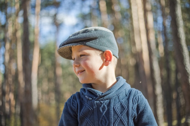 Portret chłopca w kapeluszu. Happy Kid bawi się w parku na świeżym powietrzu