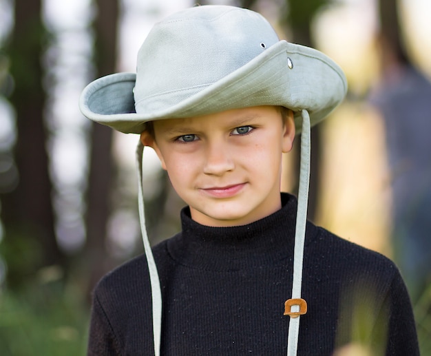 Zdjęcie portret chłopca w kowbojskim kapeluszu