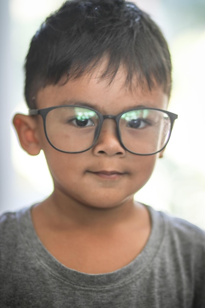 Portret chłopca w okularach.