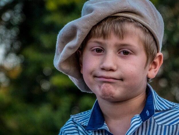 Zdjęcie portret chłopca w płaskiej czapce
