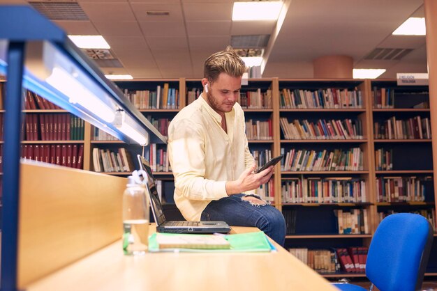 Zdjęcie portret chłopca wykonującego połączenie wideo w bibliotece