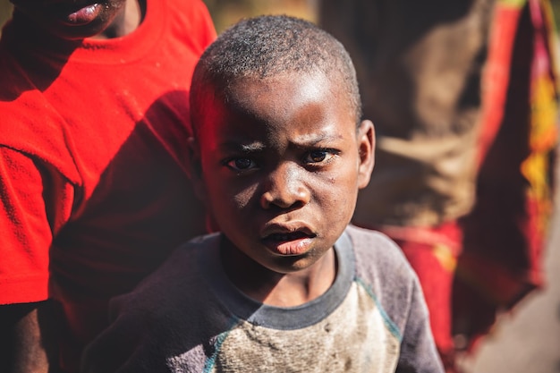 Portret chłopca z Afryki z Madagaskaru. Ubóstwo w Afryce.