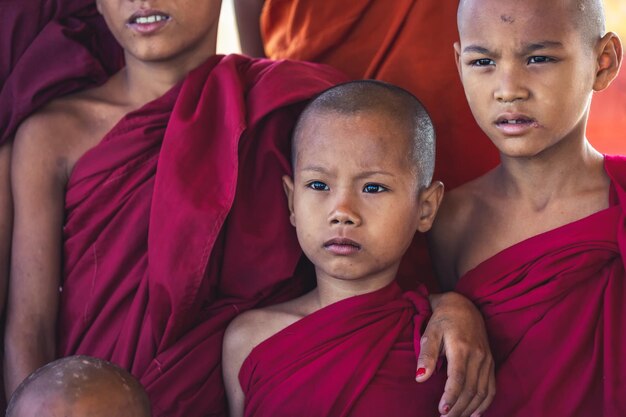 Portret chłopców nowicjuszy buddyjskich. Myanmar