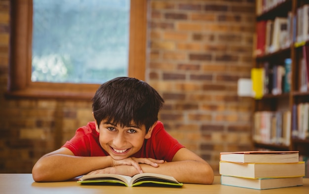 Portret chłopiec czytelnicza książka w bibliotece