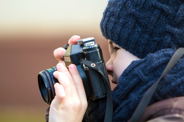 Zdjęcie portret chłopiec z rocznik fotografii kamerą