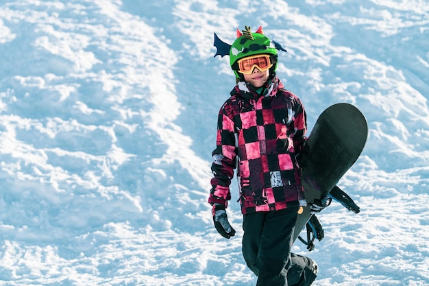 Portret chłopiec z snowboardem