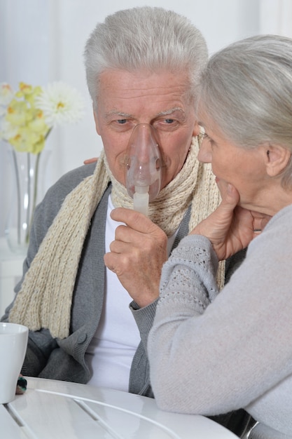 Zdjęcie portret chorej pary seniorów z inhalatorem