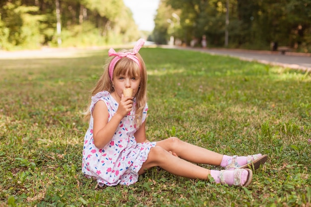 Portret Cute Blond Dziewczynka Z Lodami Na Spacer W Parku.