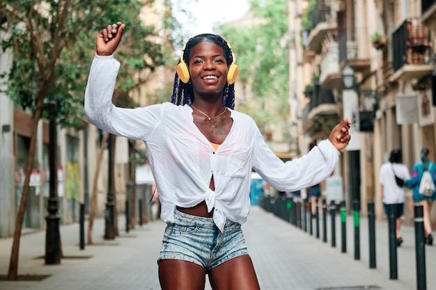 Portret czarnej dziewczyny spacerującej po mieście