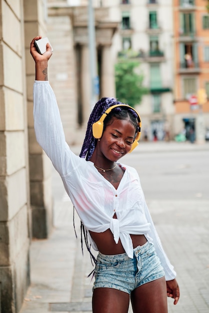 Portret czarnej dziewczyny spacerującej po mieście