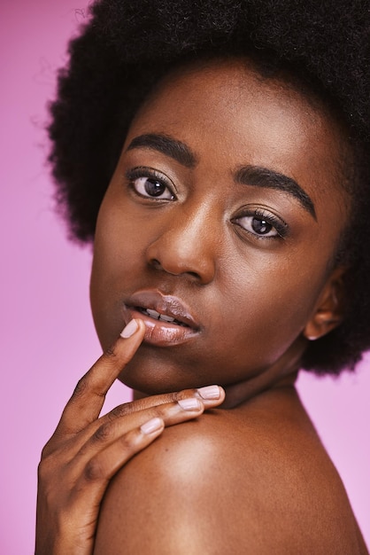 Portret czarnej kobiety i afro pielęgnacja skóry na różowym tle estetycznych kosmetyków do twarzy i studio Afrykańska modelka piękna kręcone włosy i laserowa twarz dermatologii wellness i transformacja salonu