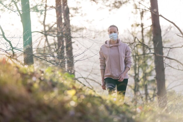 Zdjęcie portret człowieka stojącego w lesie