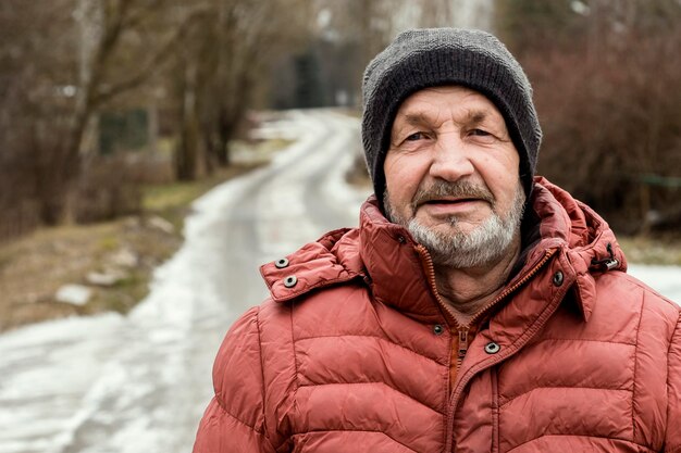 Zdjęcie portret człowieka w śniegu