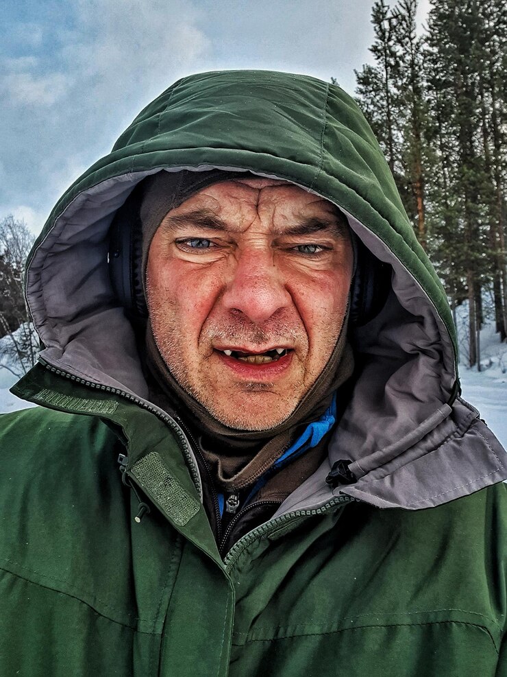 Zdjęcie portret człowieka w śniegu