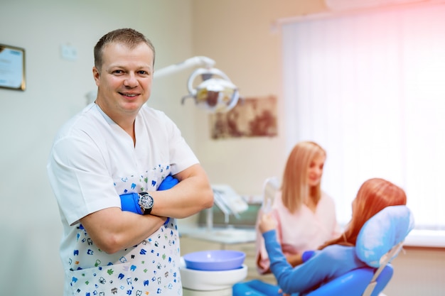 Portret dentysty z jego zespołem pracującym