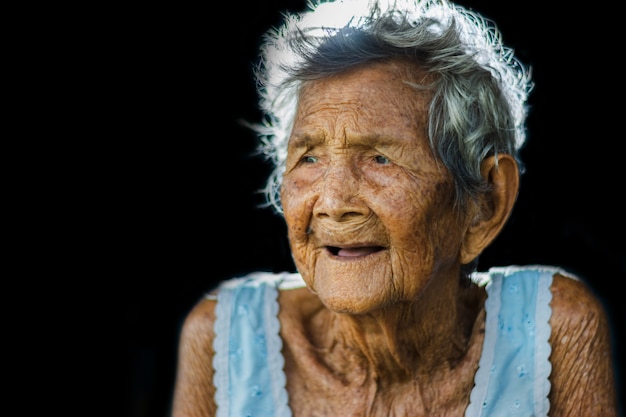 Portret depresji i bezradna starsza kobieta, babcia siedzi plenerowego czekanie dla dzieci przychodzi b