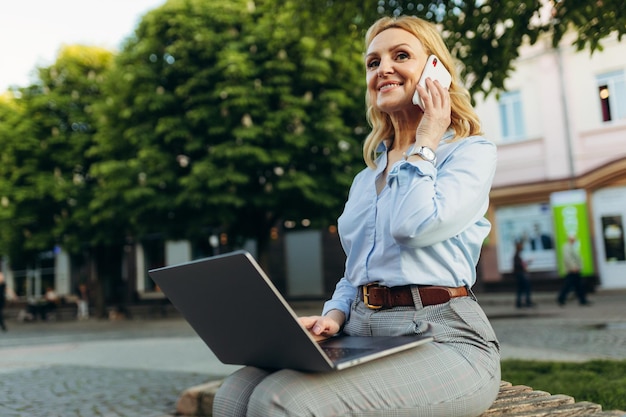 Portret Dojrzałej Bizneswoman Pracy Z Laptopem W Mieście Koncepcja Stylu życia