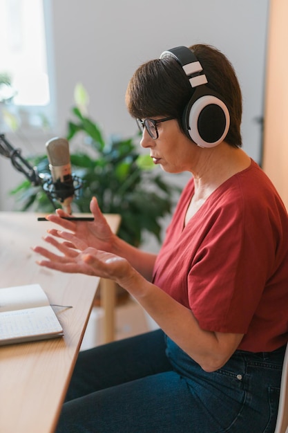 Portret Dojrzałej Kobiety W Słuchawkach I Rozmawiającej W Internetowej Stacji Radiowej Podcast I Koncepcja Transmisji