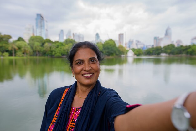 Portret dojrzałej pięknej kobiety indyjskiej zwiedzania miasta Bangkok, Tajlandia
