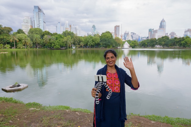 Portret dojrzałej pięknej kobiety indyjskiej zwiedzania miasta Bangkok, Tajlandia