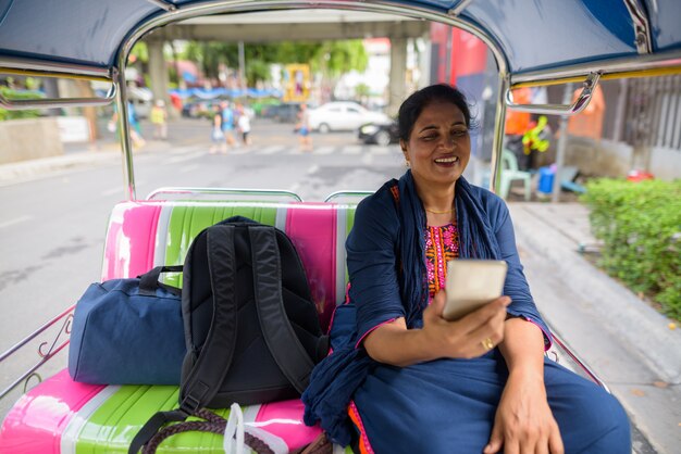 Portret dojrzałej pięknej kobiety indyjskiej zwiedzania miasta Bangkok, Tajlandia