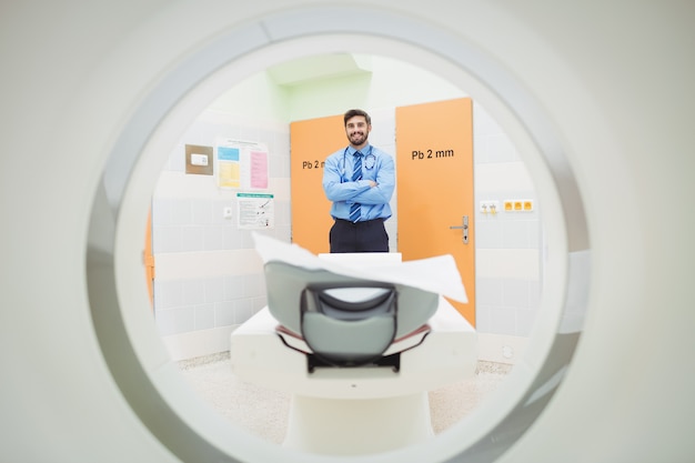 Portret doktorska pozycja blisko mri skanera