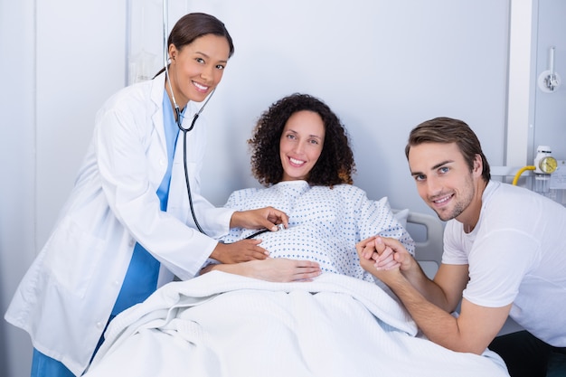 Portret doktorski egzamininuje kobieta w ciąży w oddziale
