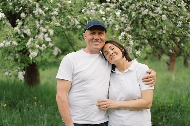 Portret dorosła para zakochanych w wiosennym ogrodzie.