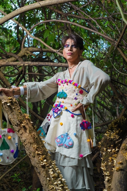 Portret drag queen w wiejskiej scenerii Osoba płci niebinarnej wchodząca w interakcję z naturą