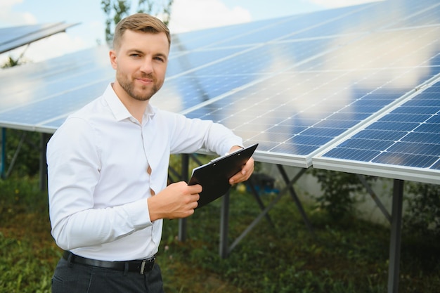 Portret dumnego inżyniera uśmiecha się zadowolony z jego udanej pracy Koncepcja energia odnawialna technologia energia elektryczna usługa zielona energia