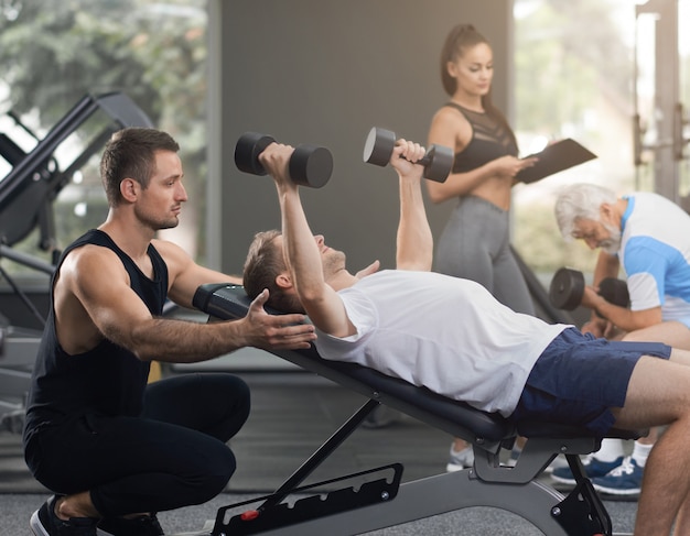 Portret dwa mężczyzna pracuje mocno w gym.