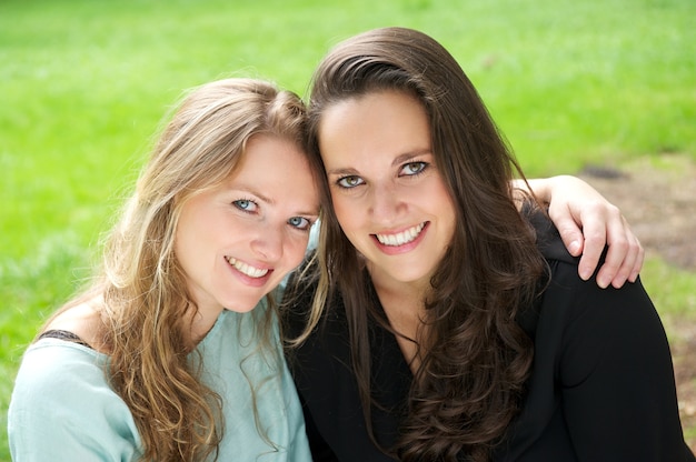 Portret Dwa żeńskiego Przyjaciela Ono Uśmiecha Się Wpólnie Outdoors