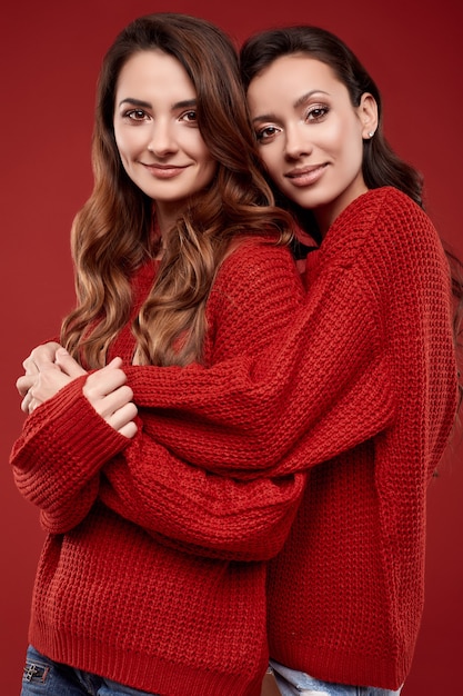 Portret dwóch całkiem szalonych sióstr najlepszych przyjaciół bliźniaków w przytulny zimowy sweter moda pozowanie